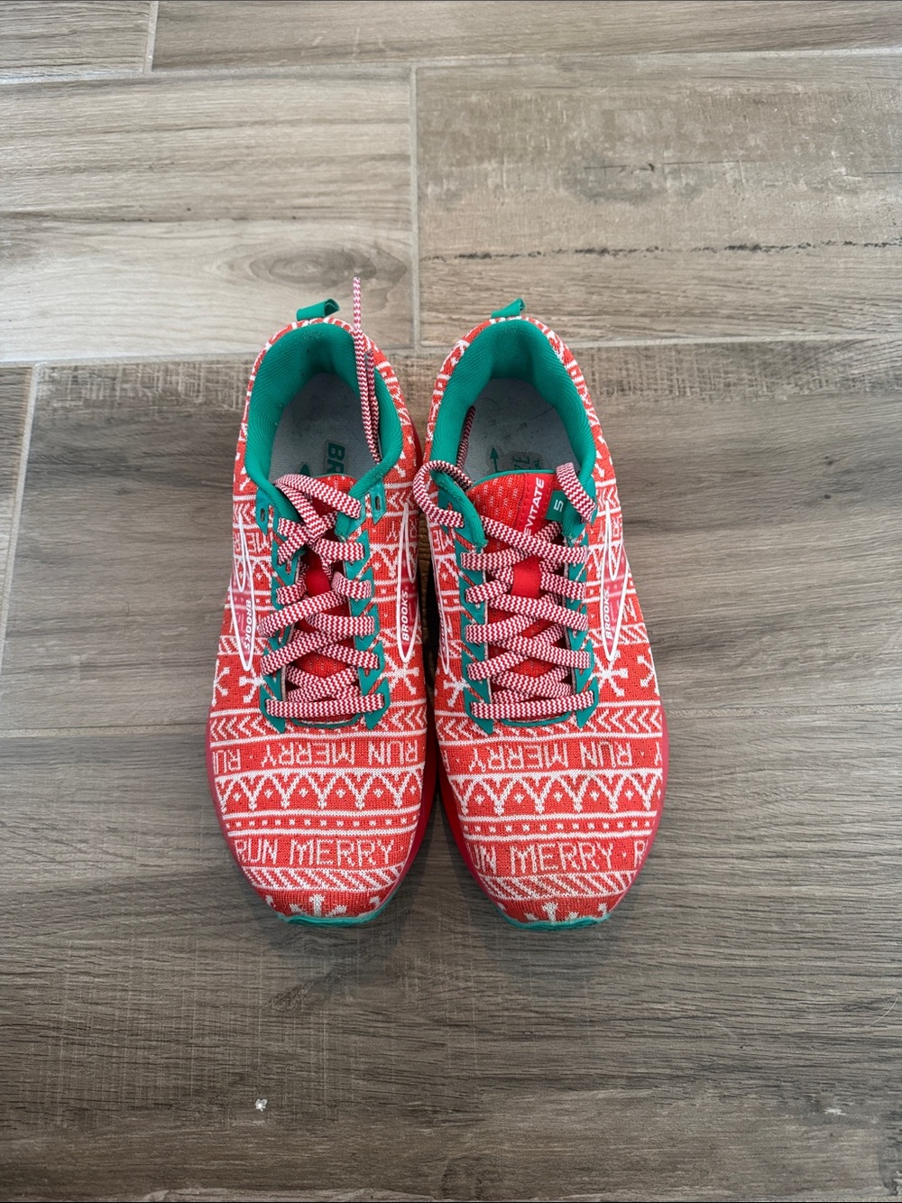 Brooks 7 1/2 Levitate Run Merry print sneakers shoes